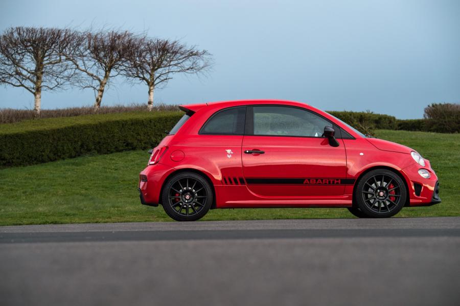  Abarth 595 Competizione (312) 2016 года  (UK) (фото 2 из 25)